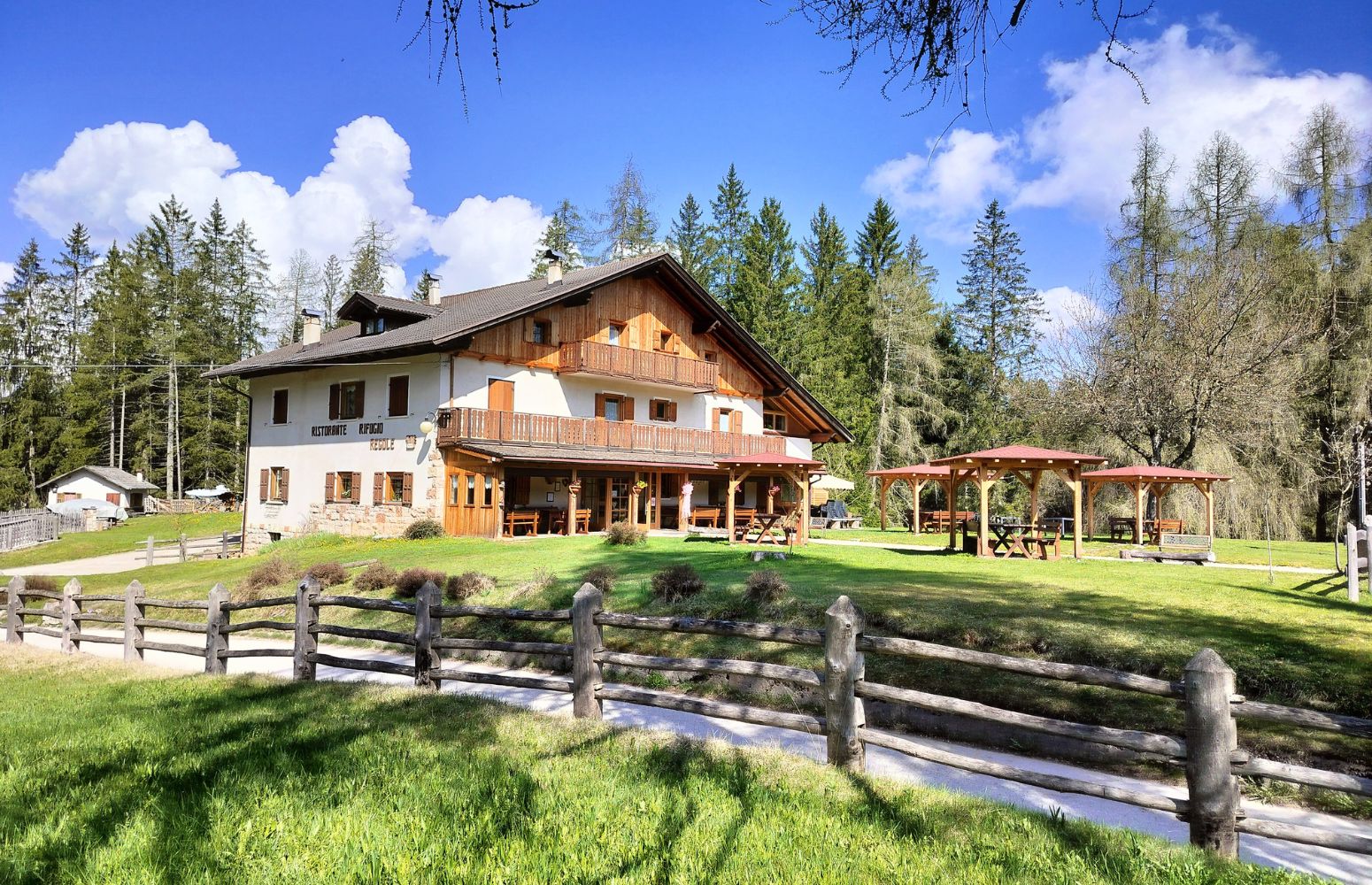 rifugio le regole estate e prato.jpg